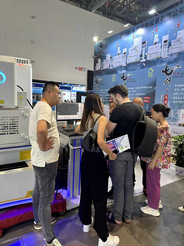 A visita à exposição de Lijingda foi concluída com sucesso